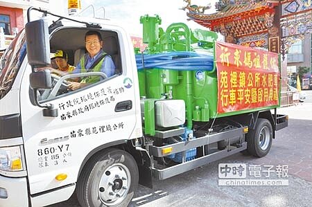 
苑裡鎮長杜文卿兌現選舉政見，由環保局補助購置水肥車，杜文卿試開象徵服務正式啟動。（江詩筑攝）
 