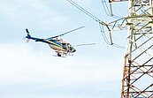 洗電塔直升機　勾高壓電纜墜毀