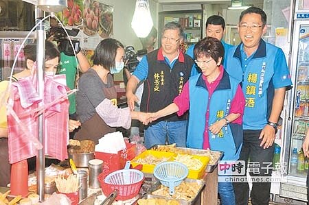 
洪秀柱昨赴金門陪同立委參選人楊鎮浯掃街拜票，展現她的高人氣和親和力。（李金生攝）
 