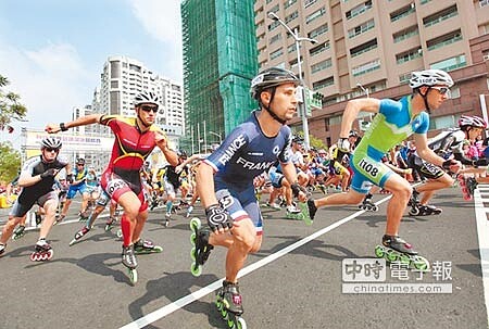 
2015世界競速溜冰錦標賽城市馬拉松滑輪賽，選手槍響後奮力向前衝。（王錦河攝）
 