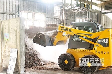 廚餘製作有機培養土(左上小圖)過程需以怪手不斷翻動,讓細菌充分接觸空氣,幫助升溫發酵。(黎薇攝)