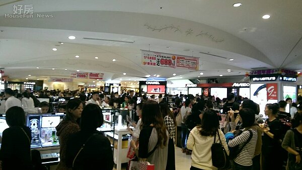 百貨公司周年慶人潮。(好房網News記者賈蓉/攝影)