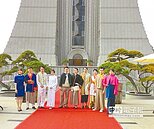 時尚壽服走秀　靈骨塔變伸展台