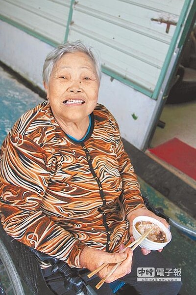 情比金堅阿嬤3年前雙腳開刀以輪椅代步(上圖),陳勝貴親手打造「愛的聯結車」(右圖),載送阿嬤往返醫院,用心呵護,感動無數人。(楊漢聲攝)