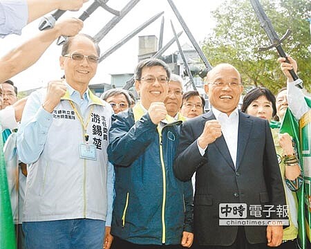 民進黨副總統參選人陳建仁（中）、前行政院長蘇貞昌（右）、新北市競選團隊主委游錫?（左）23日上午前往新北市選委會。（楊兆元攝） 