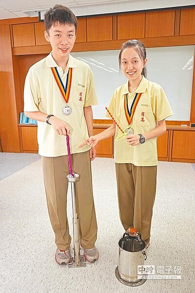 
國立羅東高中學生黃允禰（見圖右起，王亭云攝）與黃昱銘，以童玩為靈感，發明出「一手包辦擰布機」，讓身障者、長者與小孩，用單手就可擰乾抹布，2年來不斷改進，第四代作品更輕巧、易操作，在2015 IEYI世界青少年發明展高中職組中，奪得社會照顧類銀牌獎。
 