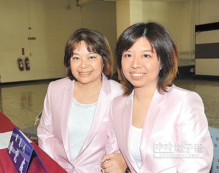 
無黨籍黃玉燕（左）與周書涵母女檔，穿同樣制服完成登記，分別競選第一、二選區。（陳慶居攝）
 