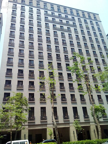 4. 外觀氣派華麗的右棟,主打小坪數格局。