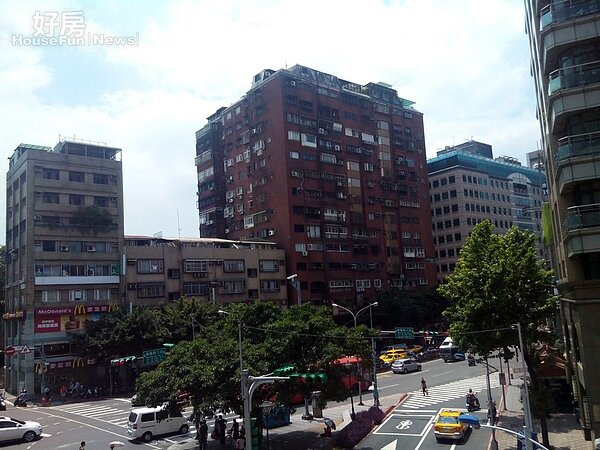 7.位在基隆路、光復南路口的「皇家名宮」,紅色外觀相當醒目。