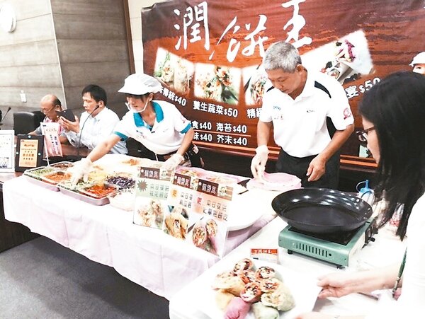 台南市政府在65處公有零售市場舉辦購物季，除可以吃美食，還有多項好康。 記者吳政修／攝影
