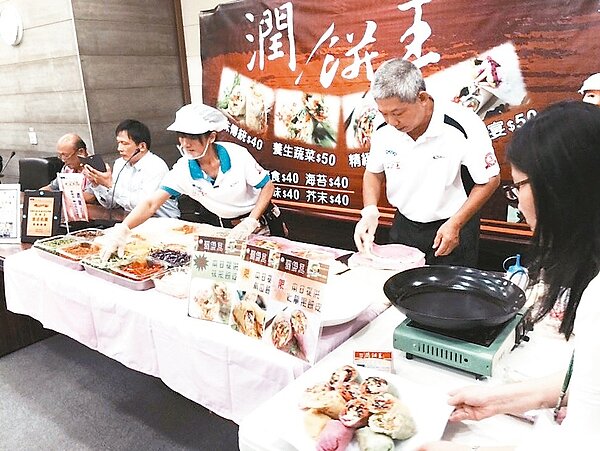 台南市政府在65處公有零售市場舉辦購物季,除可以吃美食,還有多項好康。 記者吳政修/攝影