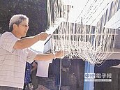 手工麵線傳三代　把握冬陽日光浴