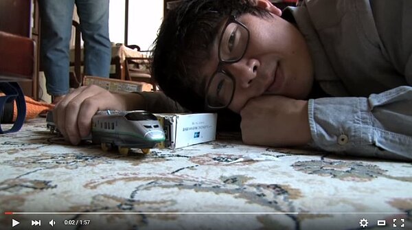 佐藤寬朗是人們眼中的魯蛇,靠著微薄的薪水跟爸媽來渡日。(截取自魯蛇自拍秀)