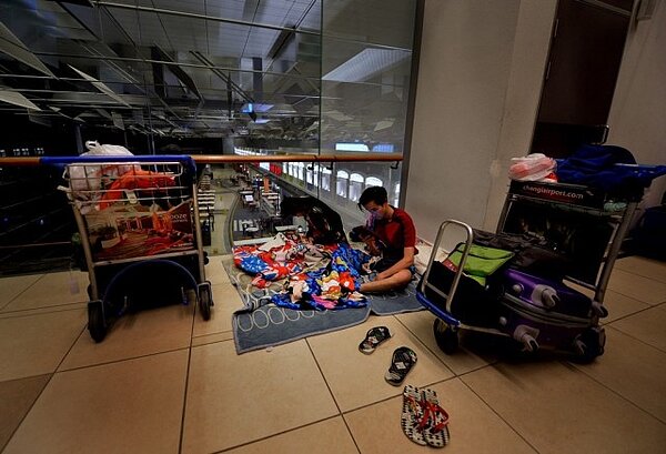 機場太好睡?有新加坡當地民眾因為付不起房租,在機場定居了七個月之久。(翻攝自asiaone)