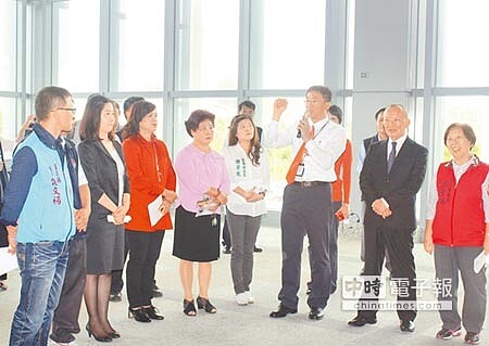 苗栗縣長徐耀昌(右二)24日與縣議員、縣府團隊參訪高鐵苗栗站,苗栗站李慧明(右三)接待參觀站內設備。(黎薇攝)