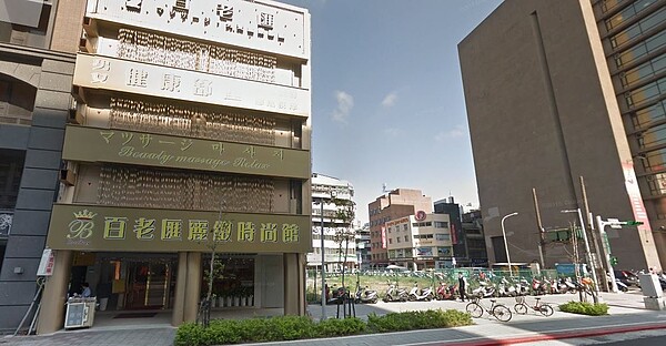 元大人壽以每坪1,085萬元買下南京東路二段77號約62.92坪土地及建物約210坪。(翻攝自Google Map)