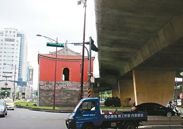 台北市政府計畫趁明年春節假期，以8天拆除忠孝橋引道，但引道距離國定古蹟北門最近僅約90公分，為保護古蹟，新工處規畫幫北門「穿外套」，以10公尺高隔屏環繞，另外修正施工工法，降低震動、碎片，以免對古蹟造成損害。 工務局提供