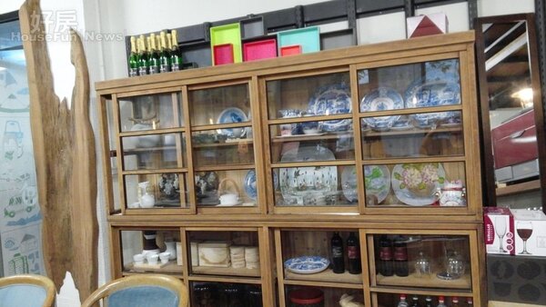 
4.木櫃裡有著Michelle多年來收藏自歐美中國的精美瓷器杯盤，及大型的漂流木裝置藝術作品。
