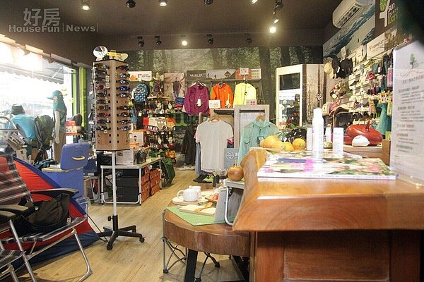 1.「上癮工場SUNINWORK」的店面空間,主要是自營品牌、與露營野餐、慢跑單車爬山等相關代銷品牌的展示空間。