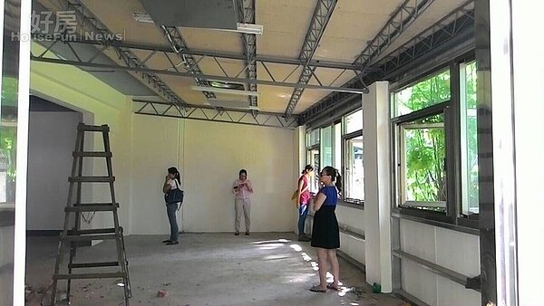 2.位於新店工業區的一樓店面,原本是ㄧ片空蕪,但最後方鄰近軍營的綠意草地,讓Michelle與同仁們一看就愛上。