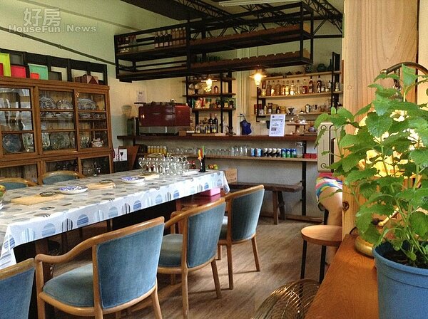 3.最後方的空間規劃為廚房、餐廳與活動教室,裝潢上採用許多原木營造溫暖的感受。