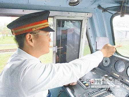 從近距離到零距離 ↑被稱為「火車活字典」的鐵道迷黃博文把興趣帶進台鐵,成為司機員。(楊竣傑攝)