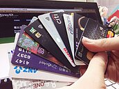 繳稅別急著刷卡　達人曝「15G拆單法」：信用卡、支付回饋全拿滿