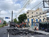 台中龍井驚見天坑！疑建案損鄰波及民宅靠12鋼柱硬撐　遭勒令停工