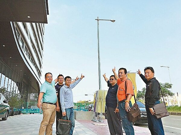 雲林縣獲經濟部能源局補助,將把水銀路燈全面汰換成省電的LED路燈,縣政顧問魏兆文(右三)及多位民意代表盼縣政府能嚴謹把關。 (記者陳雅玲/攝影)