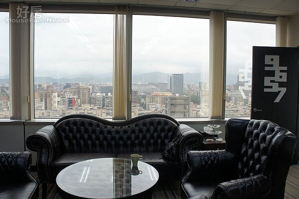 2.會客室門上也有特殊的數字符號，還能遠眺大巨蛋。
