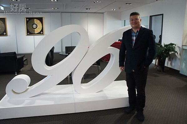 1.VISIBER數字方程式創辦人David，位在信義路跟基隆路的辦公室有將近一百坪，不管是門上還是會客室，處處可以看到數字。

