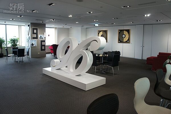 3.百坪商辦一半是辦公區，一半則是照片中的會客中心，這裡也展示了數字珠寶，空間相當開闊。
