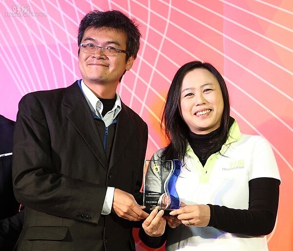 好房網營運長徐賢淑代表領取經濟部工業局金企鵝獎「最佳平台獎」
