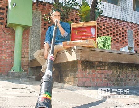 王永行偶爾表演吹奏澳洲特有樂器dijeridoo。(周綾昀攝)