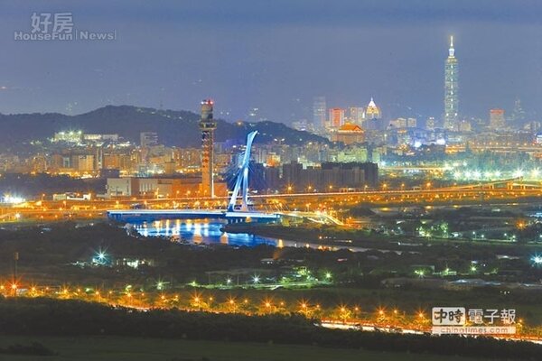 企管系大三鄭順得參加台北城市科技大學舉辦「城市之美．台灣之最」攝影比賽，由萬家燈火的北投關渡平原「夜．社子」拿下冠軍。（城市科大提供）