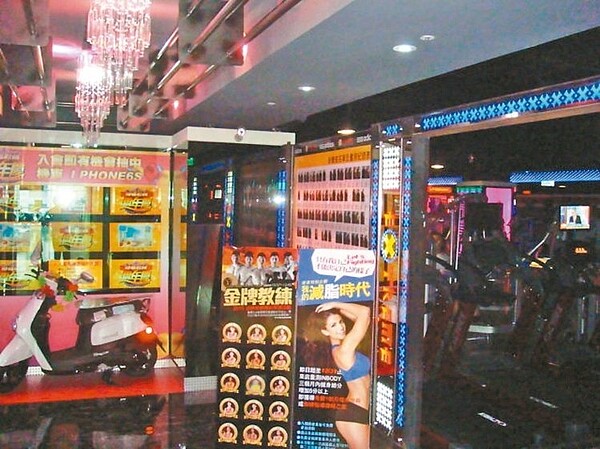 極限健身中心內湖店抽查共違反4項規定,是違規情節最嚴重的業者。 (圖/北市府法務局提供)