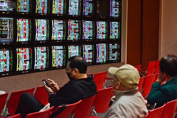 台股近日連番下跌,股票投資指數創近2年新低。(好房網News記者 陳韋帆/攝影)