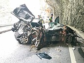 中橫天降落石砸車　1死1重傷