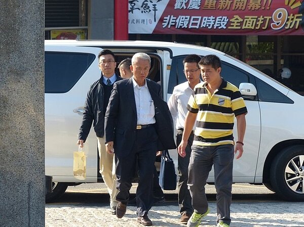 頂新製油前董事長魏應充(左一)今天下午至彰化地院為頂新逃漏稅案出庭。(記者凌筠婷/翻攝)