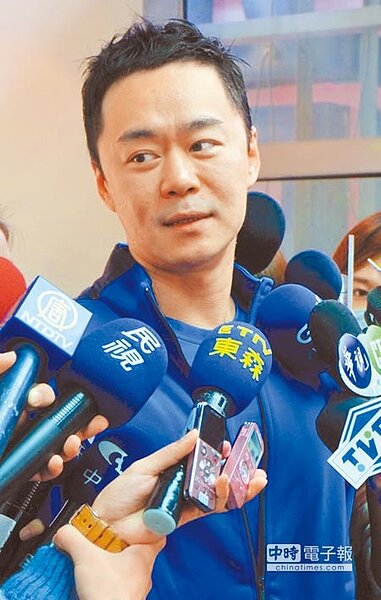 藝人Selina的丈夫張承中(見圖,金穎清攝)26日在臉書宣布,退出台北市第7選區(松山、信義區)立委選舉,他昨天出面表示,整合過程中,無黨籍的楊實秋「變來變去」,沒有誠意整合。而楊實秋則在臉書po出雙方簽名的123字協調結論,強調「簽字便是共識」。