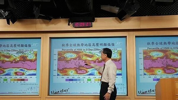 氣象局預報中心主任鄭明典說，今年秋季有機會成為近70年來台灣最熱的一年。(湯雅雯攝)