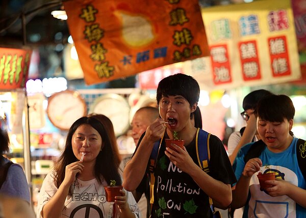 主計總處昨天公布消費者物價指數，其中食物類價格較去年同月上漲4.27%，外食費用漲幅則為4.24%，創下五年半以來的新高；圖為民眾昨晚在永和樂華夜市享用美食的情形。 記者陳正興／攝影