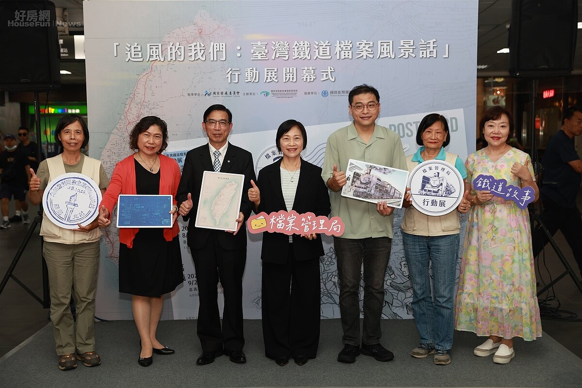 台鐵公司黃振照副總(左三)、檔案局林秋燕局長(中)、簡嘉誠漫畫家(右三)、臺鐵文化志工隊及曾就讀鐵路幼稚園及鐵路小學的前輩們共襄盛舉參加行動展開幕式。圖／國發會檔案局
