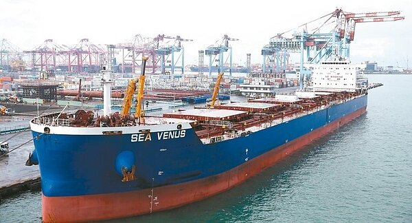 景氣從「外冷內溫」惡化到「內外皆冷」,主計總處昨公布全年經濟成長率預估為百分之一點○六,勉強「保一」。 本報資料照片