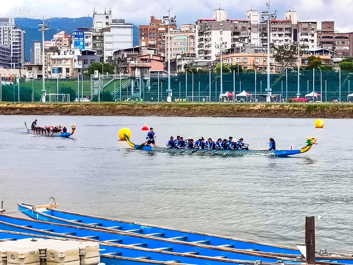 第21屆鯨神盃龍舟錦標賽總計65支隊伍在百齡橋下左岸河濱公園齊聚競技，場面熱血沸騰。圖／永慶房產集團提供