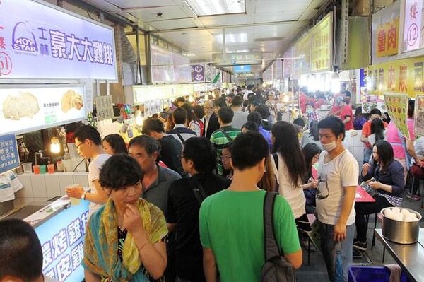 台北市市場處宣布，地下1樓美食區將自下週一起暫停營業1個月，進行公共管線及營業設備（施）全面整修。(資料照,趙雙傑攝)