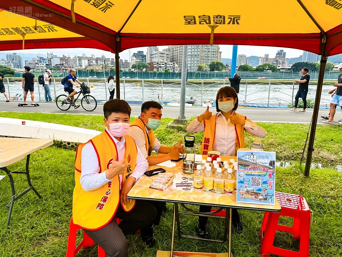 永慶房屋連續3年響應鯨神盃龍舟錦標賽，提供礦泉水與濕紙巾等物資，為參賽選手加油打氣。 圖／永慶房產集團提供