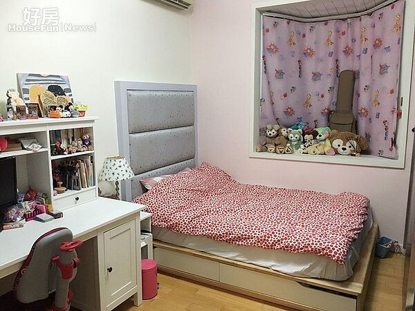 3.荳荳的房間走的是夢幻少女風,書櫃、窗台四處皆可見到迪士尼玩偶或娃娃收藏。