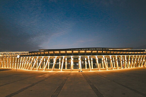 台灣高鐵新增苗栗、彰化、雲林等三站12月1日啟用,圖為以37組姿態各異的巨型波浪柱,架構出流線型站體的高鐵雲林站。 本報系資料庫