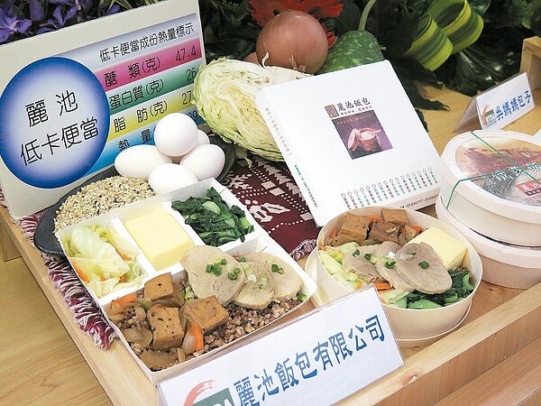 民眾只要到特約商店購買健康500大卡餐便當1份,即可參加抽獎。 記者徐庭揚/攝影